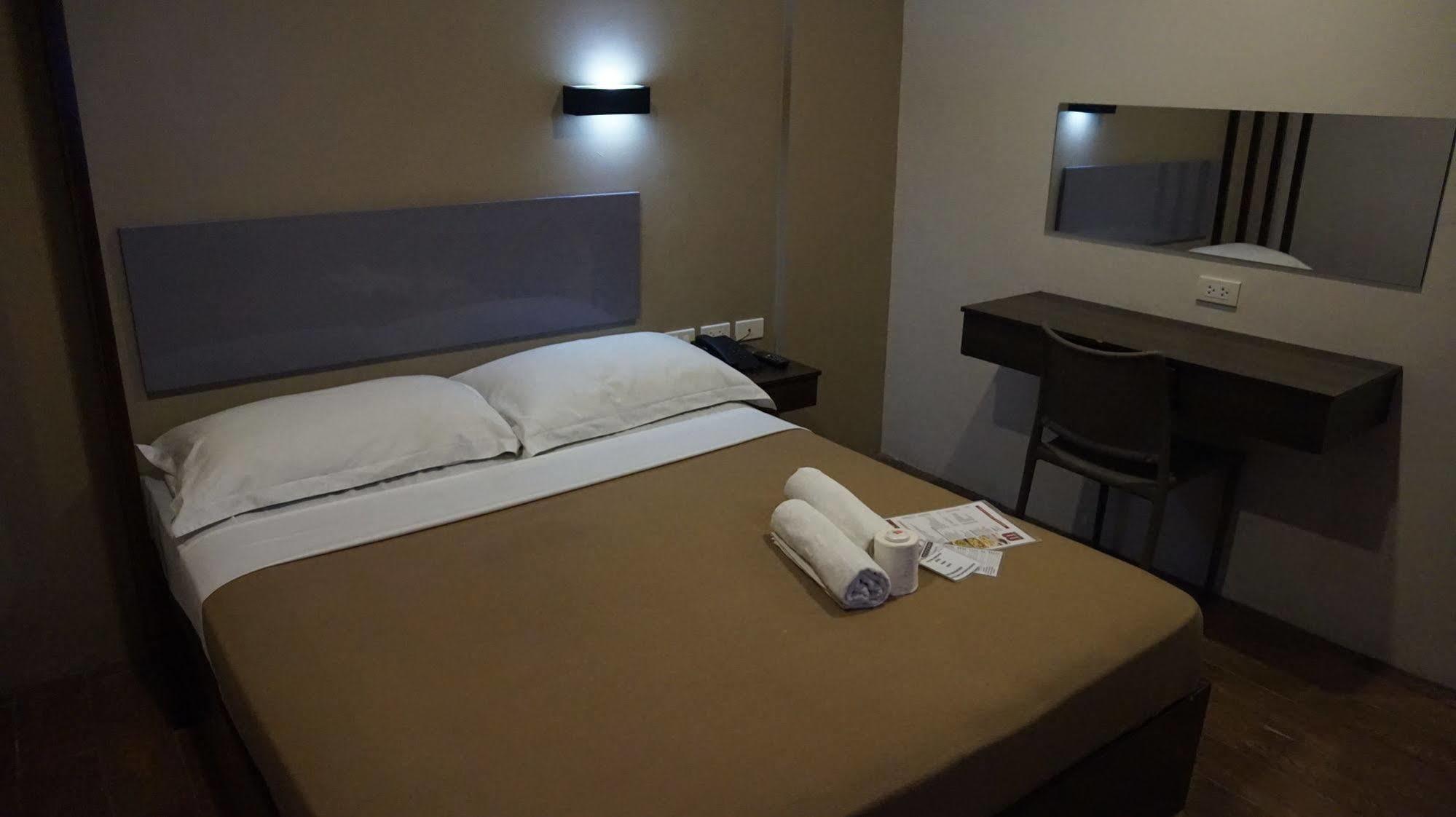 Oyo 637 Fox Hotel Quezon City Εξωτερικό φωτογραφία