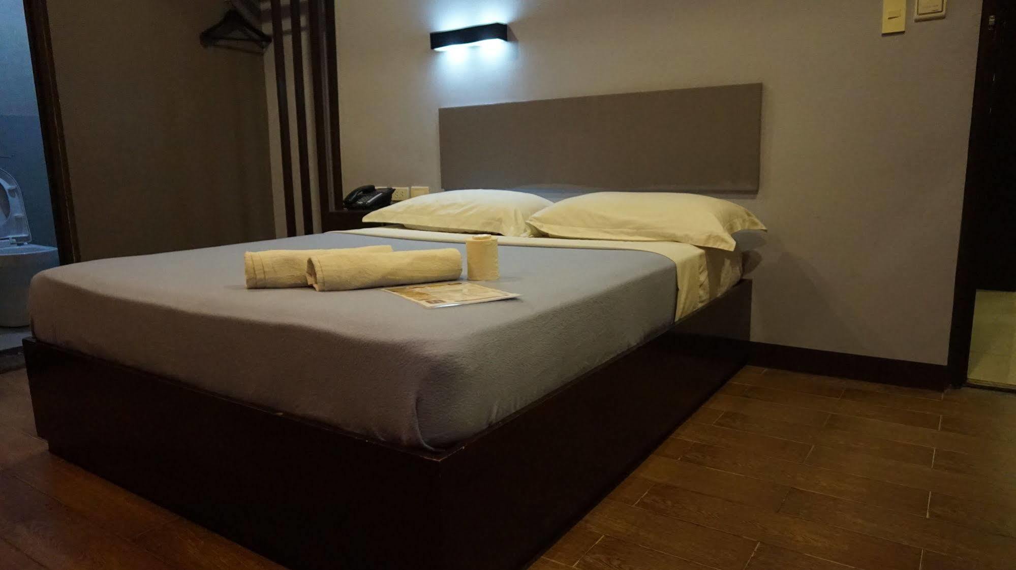 Oyo 637 Fox Hotel Quezon City Εξωτερικό φωτογραφία