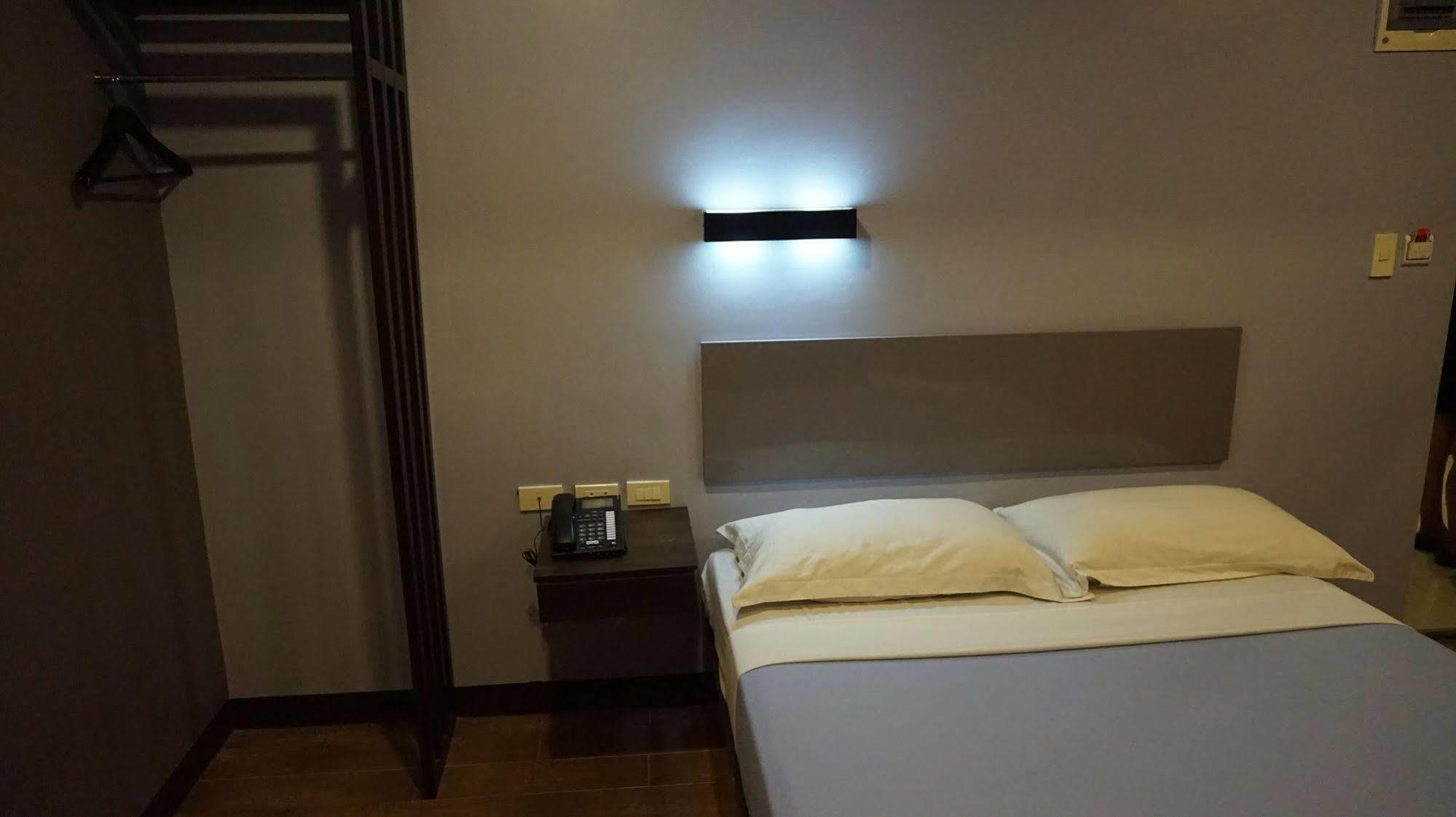 Oyo 637 Fox Hotel Quezon City Εξωτερικό φωτογραφία